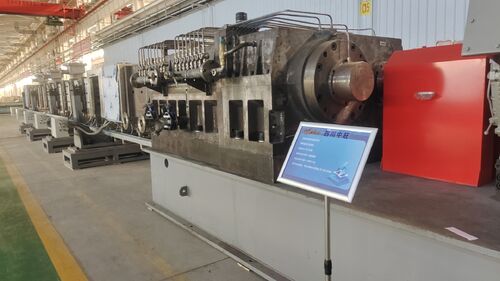 Dernières solutions de l'entreprise Quatre granulateurs d'extrusion et de dévolatilisation pétrochimique ZHP330 assemblés au parc d'équipements pétrochimiques de Lanzhou.