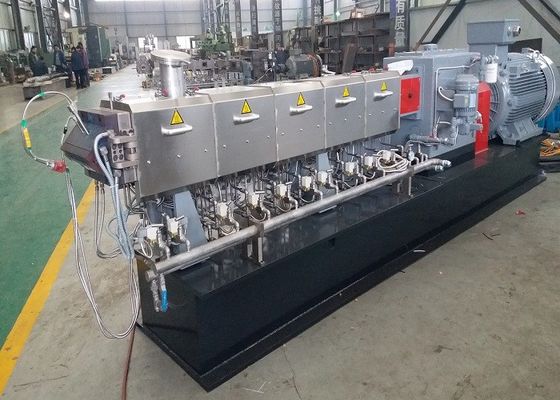 Bon prix 1800rpm/M maximum Extrusion Machine, vis jumelle composant la couleur faite sur commande d'extrudeuse en ligne